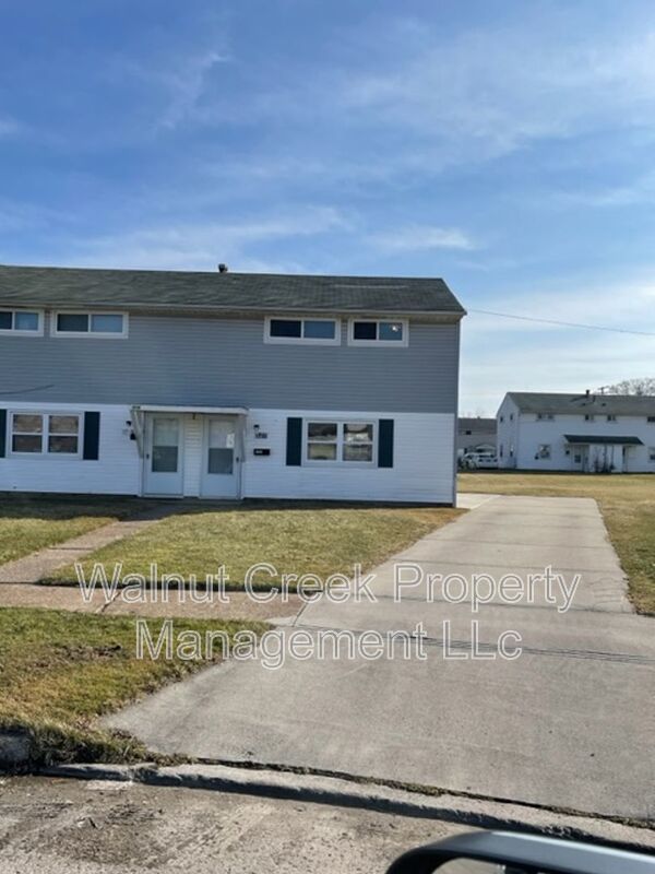 Side-by-Side Duplex--3 Bed- 1 Bath - Lorain property image