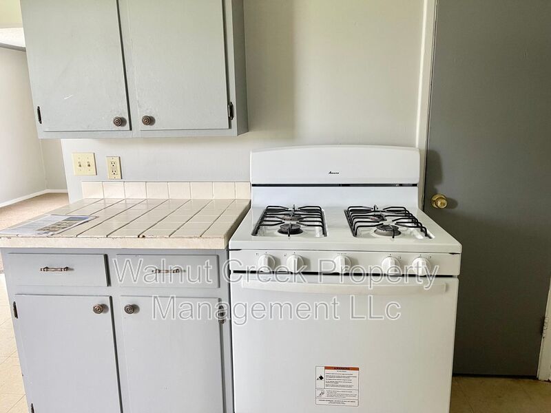 Side-by-Side Duplex--3 Bed- 1 Bath - Lorain property image