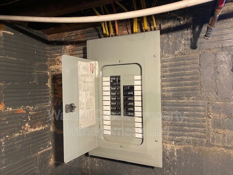 Large 3 bedroom townhouse across from Oakwood Park! property image