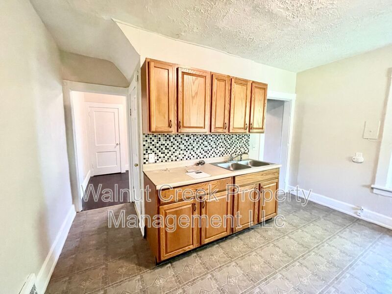 3 Bed 1 Bath - Duplex in Lorain property image
