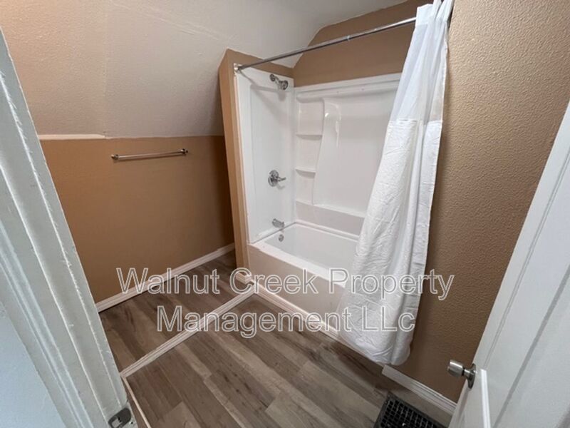 4 Bed - 1.5 Bath - Single Family Home in Lorain property image