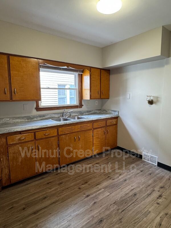 2 Bed- 1 Bath - Down unit of a Duplex property image