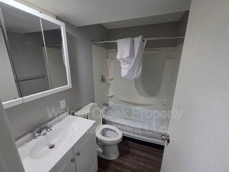 4 Bed- 2 Bath - Side by Side Duplex in Elyria property image