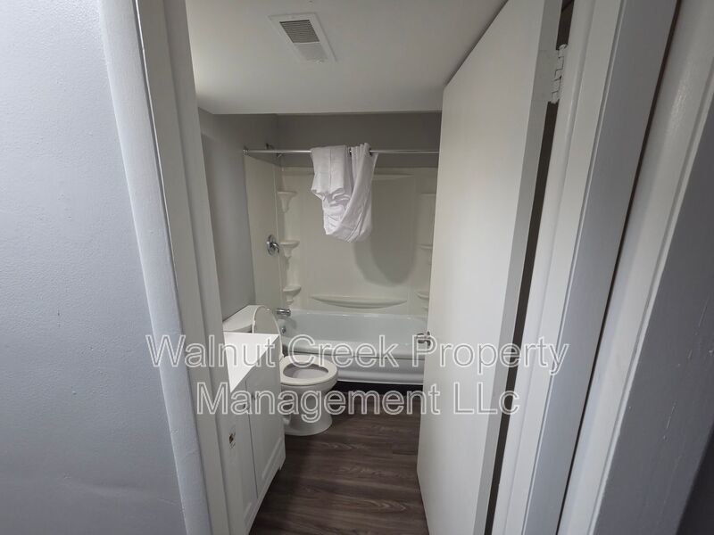 4 Bed- 2 Bath - Side by Side Duplex in Elyria property image