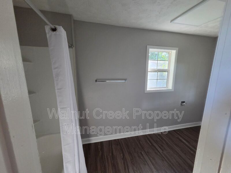 4 Bed- 2 Bath - Side by Side Duplex in Elyria property image